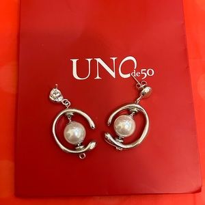 Uno de 50 around the orbit earrings